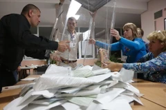 Nhân viên cơ quan bầu cử Nga kiểm phiếu tại Simferopol. (Nguồn: AFP/TTXVN)