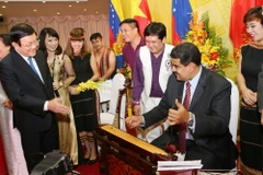 Tổng thống Venezuela Nicolás Maduro Moros tham gia chương trình văn nghệ với các nghệ sỹ Việt Nam trong chuyến thăm Việt Nam tháng 8/2015. (Ảnh: Nguyễn Khang/TTXVN)