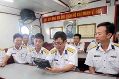 Cán bộ, chiến sỹ trên tàu HQ 624 nghe tường thuật trực tiếp Lễ khai mạc Đại hội Đảng toàn quốc lần thứ XII trên sóng radio tại khu vực nhà giàn DK1/10 (Cà Mau). (Ảnh: Trần Việt/TTXVN) 