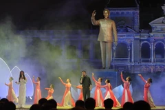 Các tiết mục biểu diễn nghệ thuật tại chương trình. (Ảnh: Phương Vy/TTXVN) 