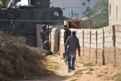Lực lượng đặc nhiệm Tunisia trong chiến dịch truy quét phiến quân tại Ben Guerdane, gần biên giới Libya ngày 19/3. (Nguồn: AFP/TTXVN)