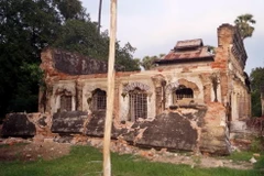 Một ngôi đền ở Seik Phyu, Magway, Myanmar bị hư hại sau trận động đất ngày 24/8. (Nguồn: EPA/TTXVN)