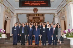 Chủ tịch UBND Thành phố Hồ Chí Minh Nguyễn Thành Phong với Chủ tịch Liên đoàn Kinh tế vùng Kansai ông Shosuke Mori cùng các đại biểu. (Ảnh: Thanh Vũ/TTXVN)