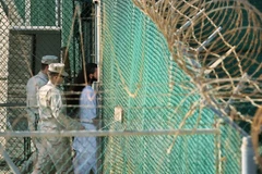 Binh sỹ Mỹ chuyển một tù nhân tại nhà tù Vịnh Guantanamo ngày 29/3/2010. (Nguồn: AFP/TTXVN)
