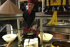 Đầu bếp người Việt Nam làm các món ăn để giới thiệu cho du khách. (Ảnh minh họa. Nguồn: TTXVN)