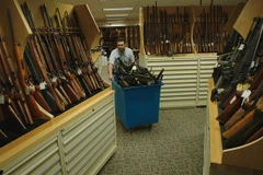 Cảnh trong phim 'Under the Gun' (Dưới họng súng). (Nguồn: Theguardian.com)