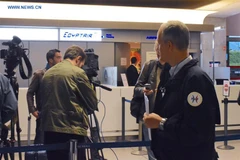 Quầy làm thủ tục của của EgyptAir tại sân bay Charles de Gaulle. (Nguồn: Xinhua) 