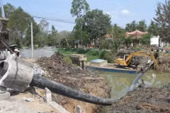 Thi công đường ống đoạn qua huyện Gò Công Tây. (Ảnh: Minh Trí/TTXVN) 