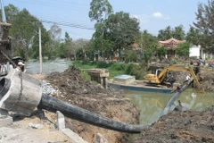 Thi công đường ống đoạn qua huyện Gò Công Tây. (Ảnh: Minh Trí/TTXVN) 