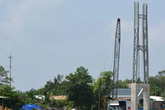 Phần mố cầu phía Trung tâm hành chính tạm huyện Mộc Hóa bị sụp lún. (Nguồn: Long An Online)