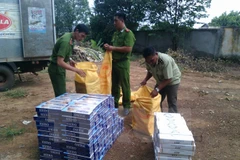 Triệt phá một đường dây buôn lậu thuốc lá. (Nguồn: TTXVN)