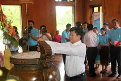 Ông Đinh Đăng Quang, Phó Tổng giám đốc Thông tấn xã Việt Nam dâng hương tưởng niệm Chủ tịch Hồ Chí Minh tại khu di tích Kim Liên, Nam Đàn. (Ảnh: Thanh Tùng/TTXVN)