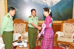 Cố vấn Nhà nước Aung San Suu Kyi gặp Tổng Tư lệnh quân đội, Thống tướng Min Aung Hlaing tại tư dinh của Tổng thống Myanmar. (Nguồn: mmtimes)