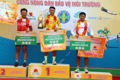 Các vận động viên giành ba thứ hạng cao chung cuộc. (Ảnh: Lê Sen/TTXVN)