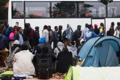 Người tị nạn ở trại tạm Jardin d'Eole, thủ đô Paris, Pháp đợi xe buýt tới các trung tâm tị nạn ngày 6/6. (Nguồn: AFP/TTXVN)