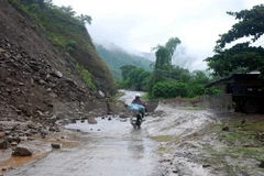 Một điểm sạt lở nghiêm trọng gần đầu cầu Tạ Khoa, huyện Bắc Yên, tỉnh Sơn La. (Ảnh: Viết Tôn/TTXVN) 