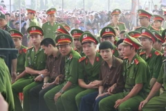 Các bị cáo trong vụ thảm án ở Bình Phước tại phiên tòa. (Ảnh: K GỬIH/TTXVN)