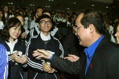 Chủ tịch Ủy ban Trung ương Mặt trận Tổ quốc Việt Nam Nguyễn Thiện Nhân với thanh niên tại buổi đối thoại. (Ảnh: Nguyễn Dân/TTXVN)