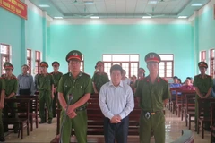 Đối tượng Tráng A Tàng (tức Tàng Keangnam) trước vành móng ngựa tại phiên tòa xét xử sơ thẩm. (Ảnh: Thái Hùng/TTXVN)