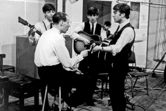 George Martin và The Beatles thu âm ca khúc 'From Me to You' năm 1962. (Nguồn: BBC/EMI Music)