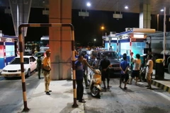 Người dân tập trung tại trạm thu phí cầu Hạc Trì để phản đối việc đặt trụ bêtông bên cầu Việt Trì hồi tháng Sáu. (Ảnh: Trung Kiên/TTXVN) 