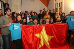 Bạn bè Argentina tham dự buổi nói chuyện. (Ảnh: Diệu Hương/Vietnam+)
