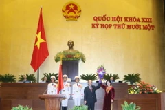 Nguyên Chủ tịch Quốc hội Nguyễn Sinh Hùng tặng hoa chúc mừng tân Chủ tịch Quốc hội Nguyễn Thị Kim Ngân. (Ảnh: Nhan Sáng/TTXVN)