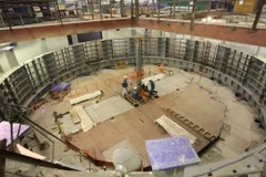 Công nhân Công ty Cổ phần Lilama 10 (Tổng Công ty Lắp máy Việt Nam) thực hiện các công đoạn thi công lắp đặt tổ máy số 2 và số 3 tại Nhà máy thủy điện Lai Châu. (Ảnh: Thanh Vũ/ TTXVN)