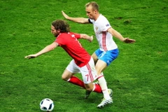  Pha tranh bóng giữa Joe Allen (trái) của Xứ Wales và cầu thủ Denis Glushakov (phải), đội Nga trong trận đấu. (Nguồn: AFP/TTXVN)