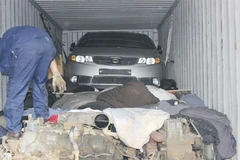 Phát hiện lô hàng vải vụn "biến" thành nhôm và đồng phế thải