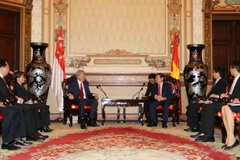 Chủ tịch Ủy ban Nhân dân Thành phố Hồ Chí Minh Nguyễn Thành Phong và Phó Thủ tướng Tiêu Chí Hiền tại buổi tiếp. (Ảnh: Thanh Vũ/TTXVN)