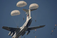 Đội không quân nhảy dù thực hiện màn tập hạ cánh ở Ryazan, miền Trung nước Nga. (Nguồn: Sputniknews)