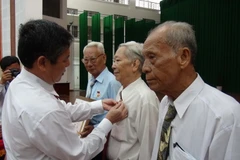 Trao Huy hiệu 55 năm tuổi Đảng cho các đảng viên lão thành. (Ảnh minh họa: Thanh Hòa/TTXVN)