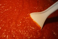 Thu giữ 7.000 chai tương ớt không đảm bảo an toàn thực phẩm