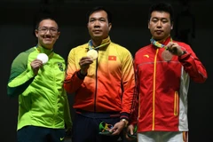 Xạ thủ Hoàng Xuân Vinh (giữa) và xạ thủ Felipe We (trái) cùng xạ thủ Pang Wei của đoàn Trung Quốc. (Nguồn: AFP)