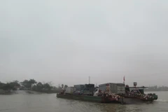 Lượng phương tiện qua đò, phà trên sông Kinh Môn tăng đột biến sau vụ tai nạn ở cầu An Thái. (Nguồn: TTXVN) 