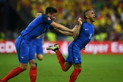 Pha ăn mừng bàn thắng của Dimitri Payet (phải) cùng đồng đội Olivier Giroud trong trận đấu gặp Romania trên sân Stade de France, ngày 10/6. (Nguồn: AFP/TTXVN)
