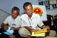 Kiểm phiếu tại Tổ bầu cử số 10, ấp 12, xã Vị Thắng, huyện Vị Thủy, tỉnh Hậu Giang. (Ảnh: Duy Khương/TTXVN)