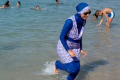 Một phụ nữ mặc trang phục burkini tại bãi biển ở Pháp. (Nguồn: Reuters)