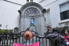 Cu tè Manneken Pis sẽ 'tè' ra sữa. (Ảnh: Hương Giang/Vietnam+)
