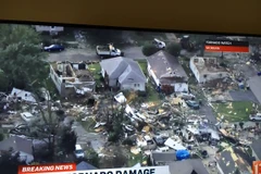 Truyền hình Mỹ đưa tin về thiệt hại do trận lốc xoáy gây ra. (Nguồn: weather.com)