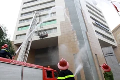 Diễn tập phòng cháy-chữa cháy tại Hà Nội. (Ảnh: Doãn Tấn/TTXVN)