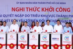 Thủ tướng Nguyễn Xuân Phúc và các đại biểu thực hiện nghi thức bấm nút khởi công. (Ảnh: Thống Nhất/TTXVN)