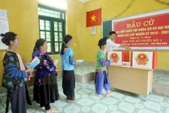 Cử tri dân tộc bỏ phiếu bầu cử tại khu vực số 1, bản Nậm San 1, xã Mường Nhé, huyện Mường Nhé. (Ảnh: Tuấn Anh/TTXVN)