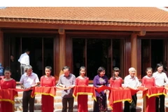 Lễ cắt băng khánh thành miếu thờ Chúa Bầu. (Ảnh: Quang Đán/TTXVN)