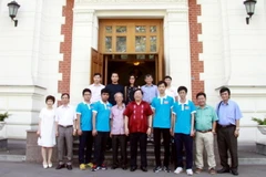 Đại sứ Nguyễn Thanh Sơn chụp ảnh với đoàn học sinh. (Ảnh: Dương Trí-Quang Vinh/Vietnam+)