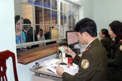 Người dân làm thủ tục xuất nhập cảnh. (Ảnh minh họa. Nguồn: TTXVN)