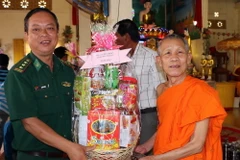 Lãnh đạo Bộ đội Biên phòng Sóc Trăng tặng quà sư sãi Khmer. (Ảnh: Trung Hiếu/TTXVN)