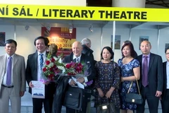 Đại diện Đại sứ quán Việt Nam và cộng đồng người Việt ở Séc chúc mừng hai đồng tác giả Từ điển Séc-Việt. (Ảnh: Trần Quang Vinh/Vietnam+)