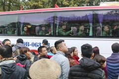 Người thân tiễn con em lên đường nhập ngũ. (Ảnh: Nhật Linh/TTXVN)